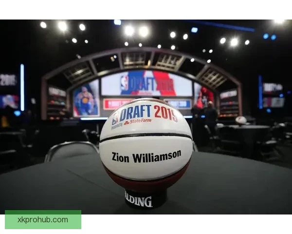 巴雷特在比赛中被队友锡安误伤肩膀 已返回更衣室接受治疗 巴雷特在比赛中被队友锡安误伤肩膀 已返回更衣室接受治疗