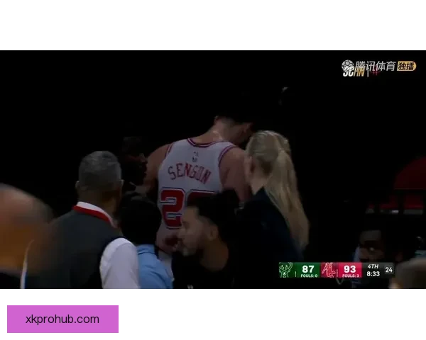 申京疑似腰部受伤多次捂腰返回更衣室比赛情况引关注