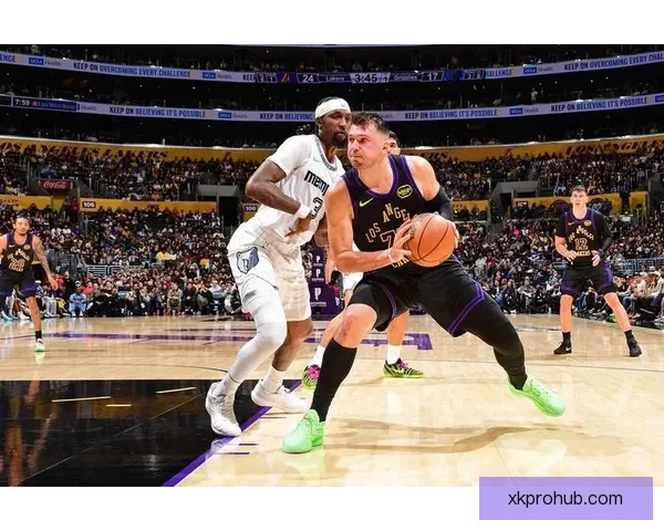 东契奇强势突破突发腿筋伤情离场治疗球队前景引关注